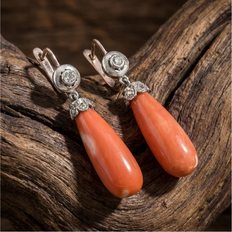 Pendientes antiguos bohemios con corales colgantes