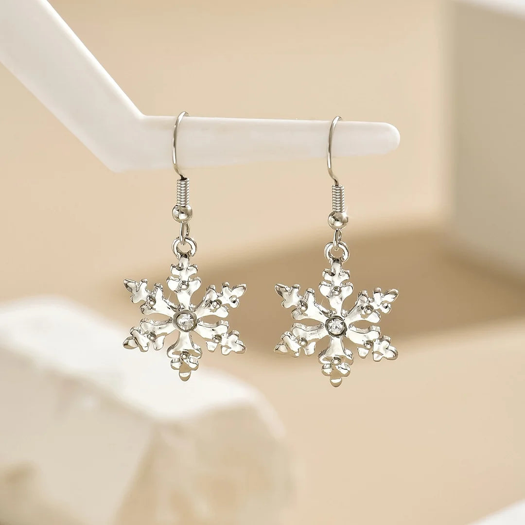 Pendientes elegantes con copos de nieve navideños