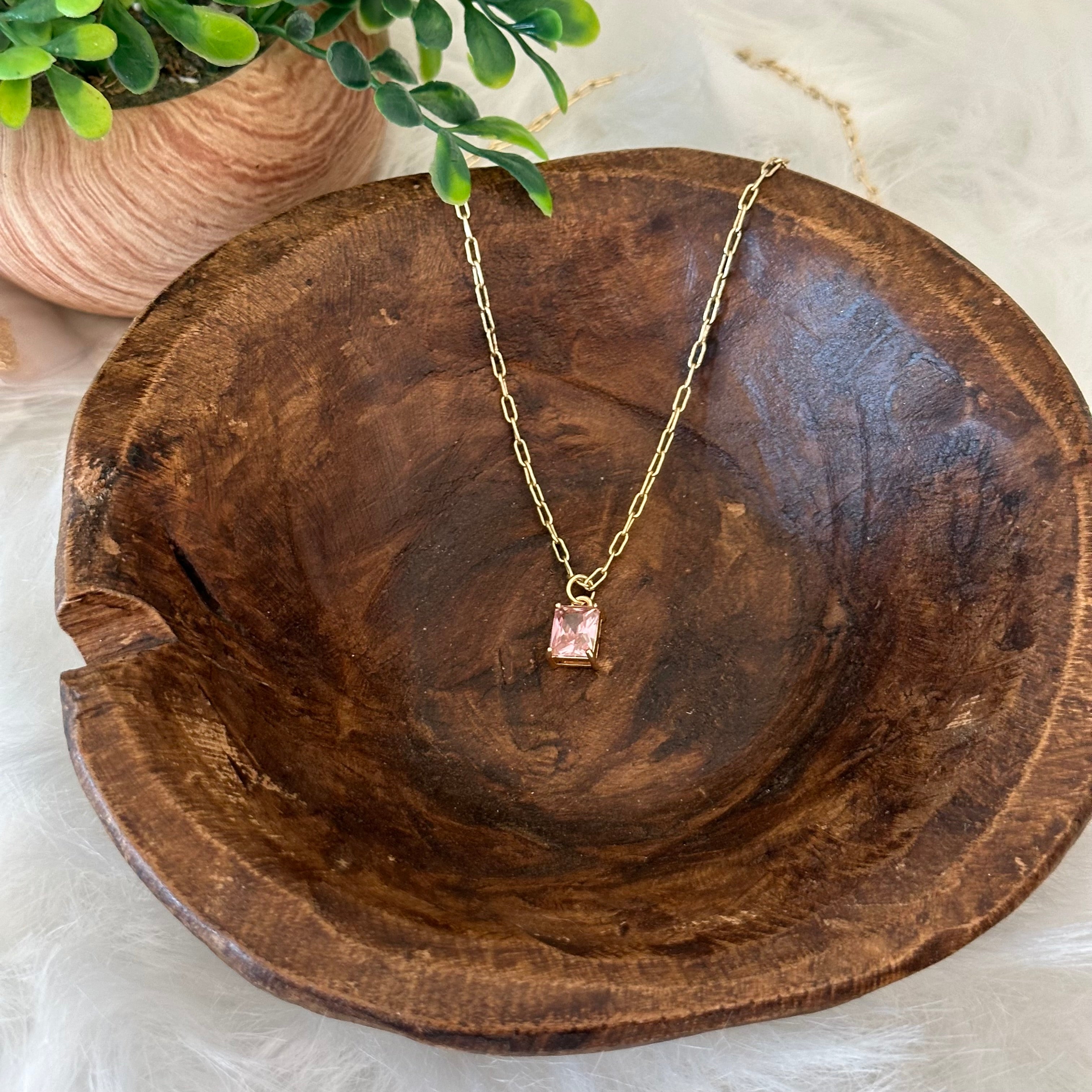 Collar con Colgante en Corte Esmeralda