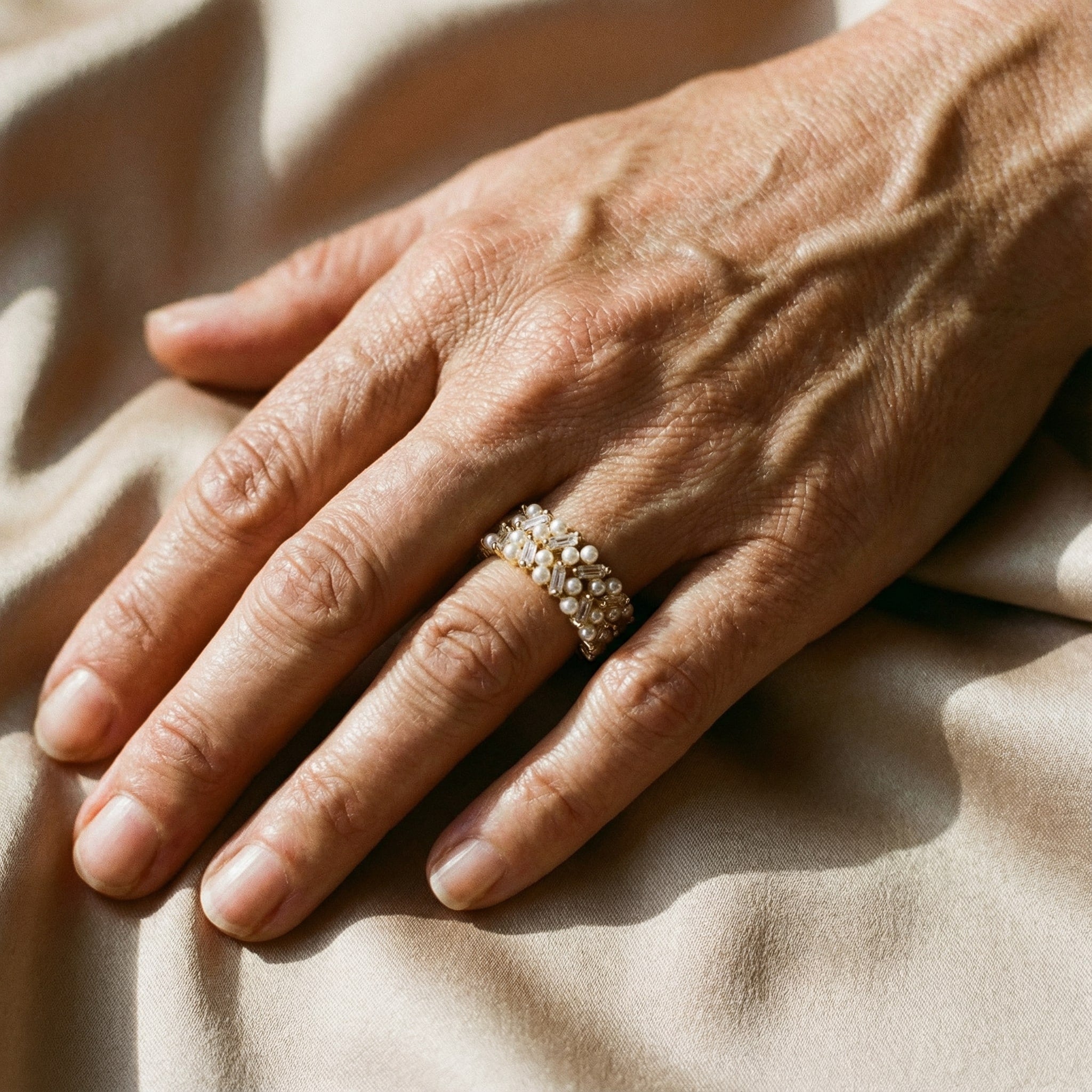 Anillo Ajustable Vintage con Perlas y Cristales Dorados