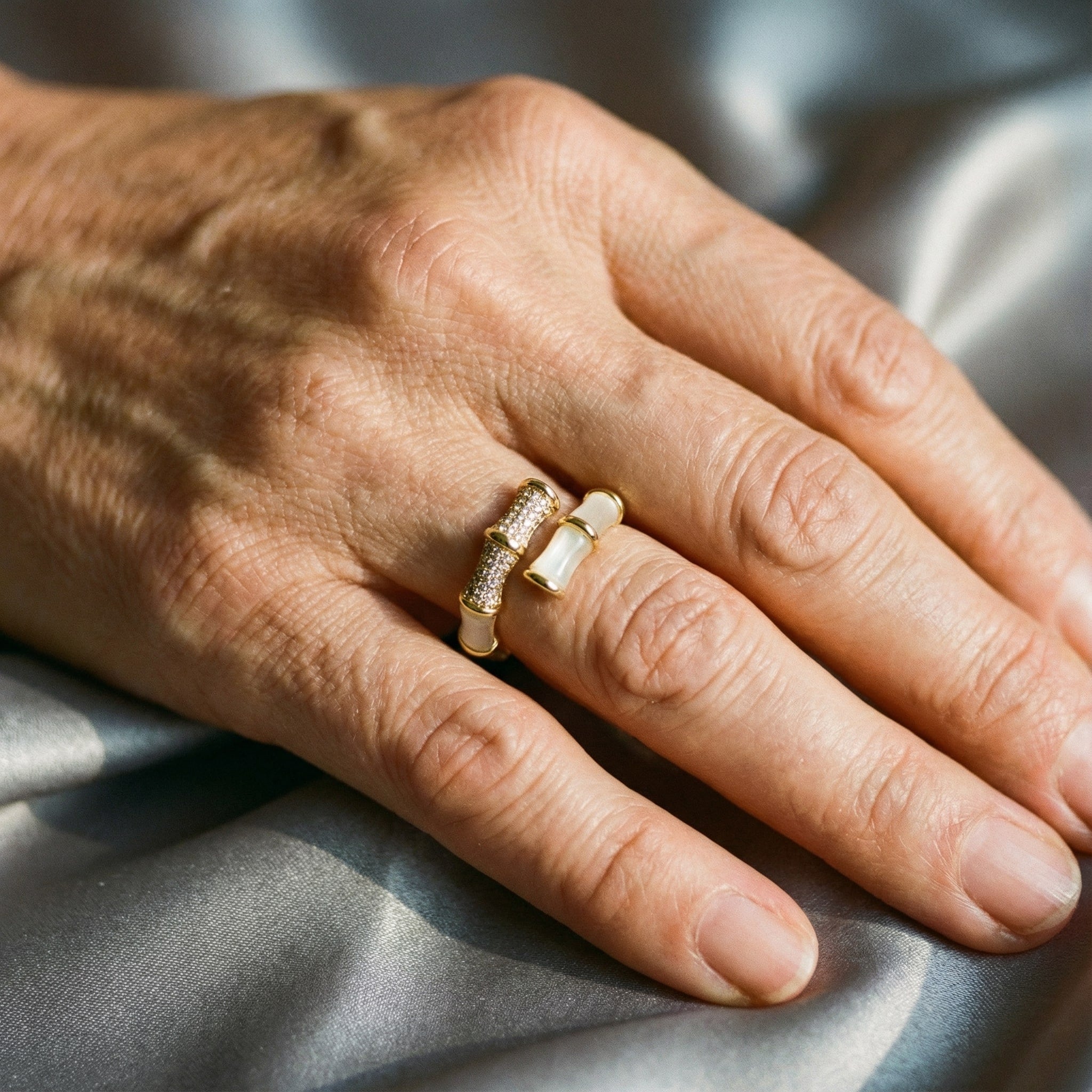 Anillo Ajustable de Lujo con Ópalo Blanco en Oro