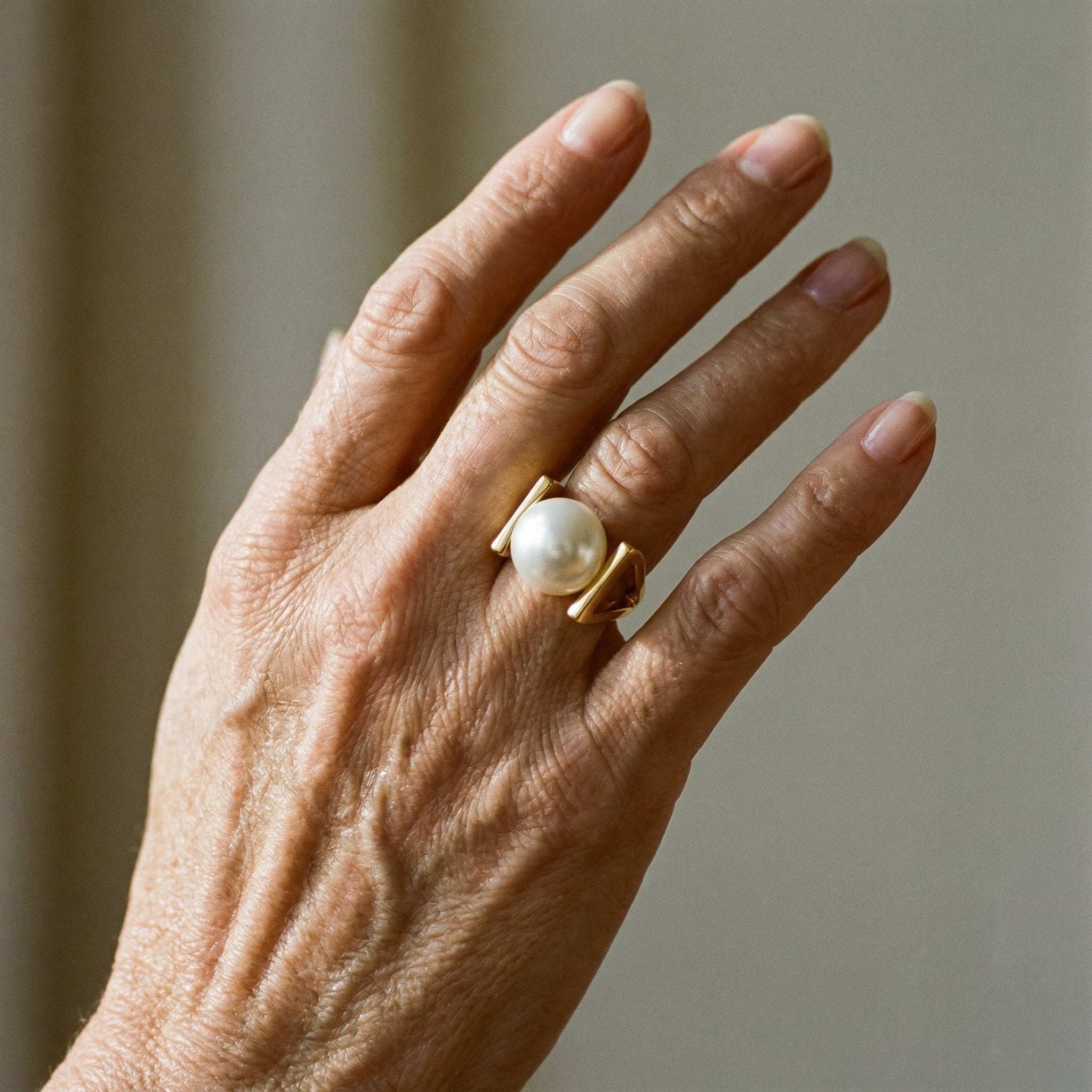 Anillo Dorado con Incrustaciones Vintage de Perlas