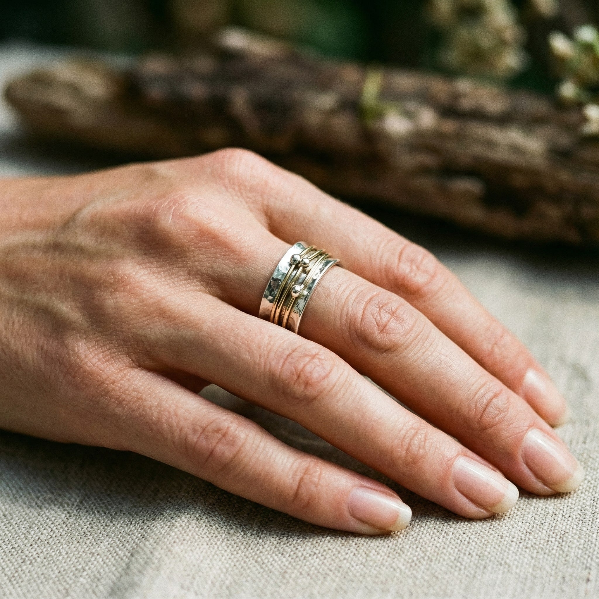 Anillo Vintage Dorado con Capas en Plateado