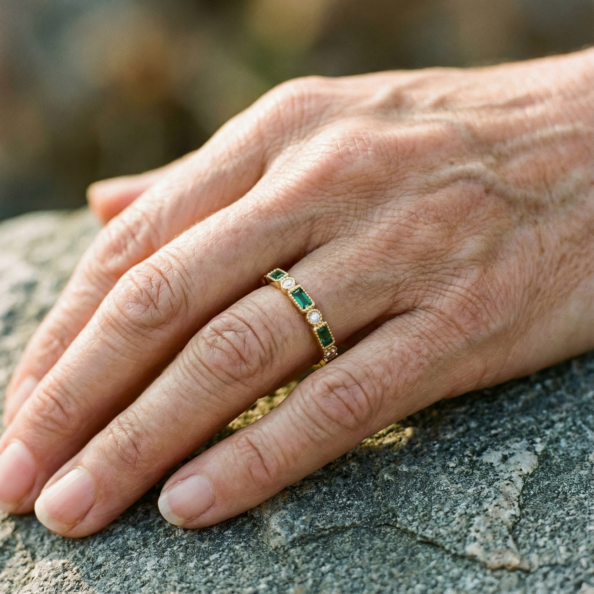 Anillo Vintage Dorado con Zircónia Verde