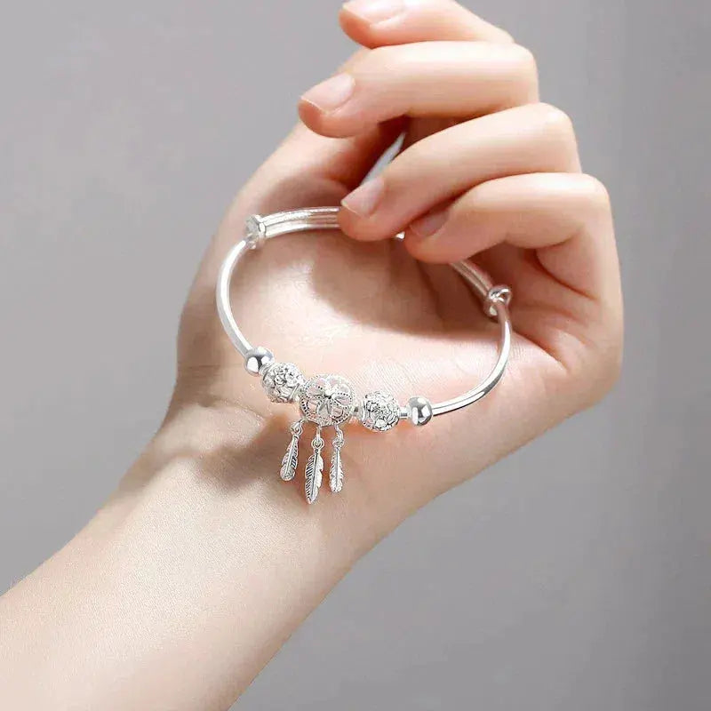Pulsera Ajustable con Colgantes de Tres Hojas en Plata