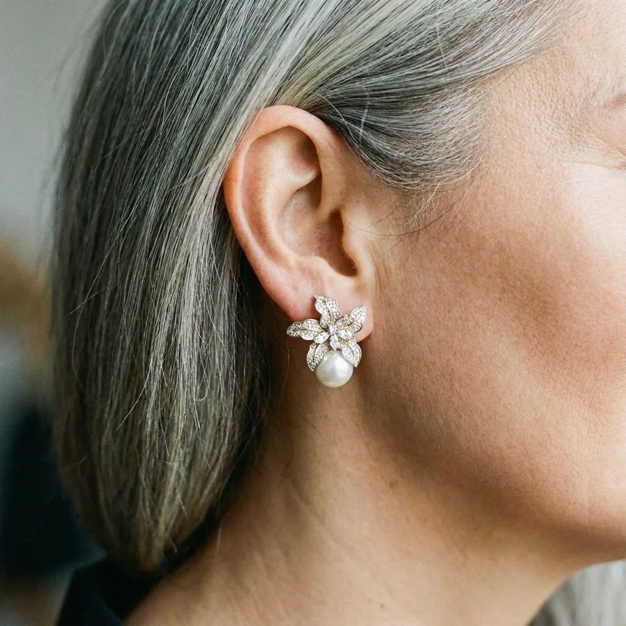 Pendientes Elegantes con Flor y Perla