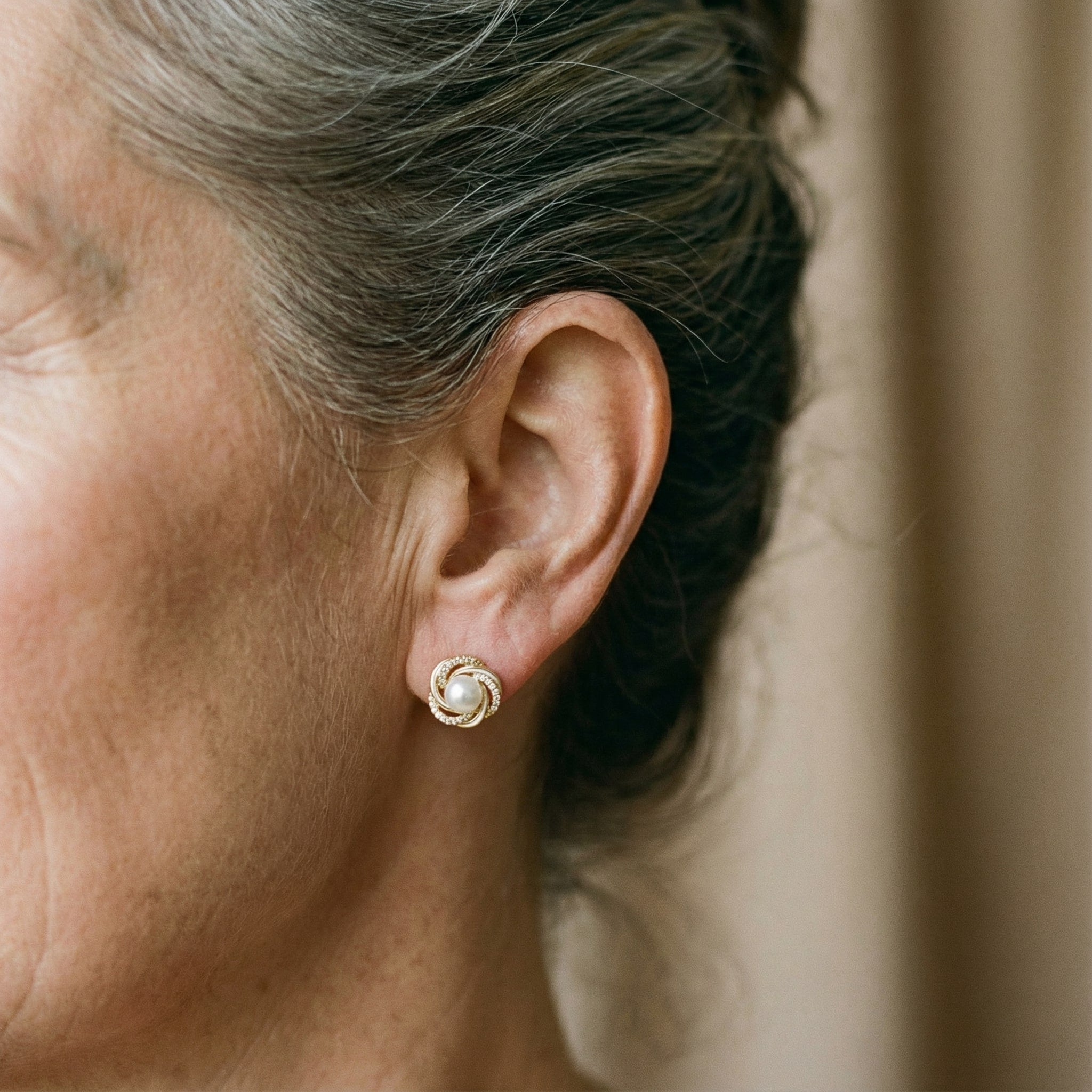 Pendientes Elegantes de Oro con Perlas en Espiral y Zircónias