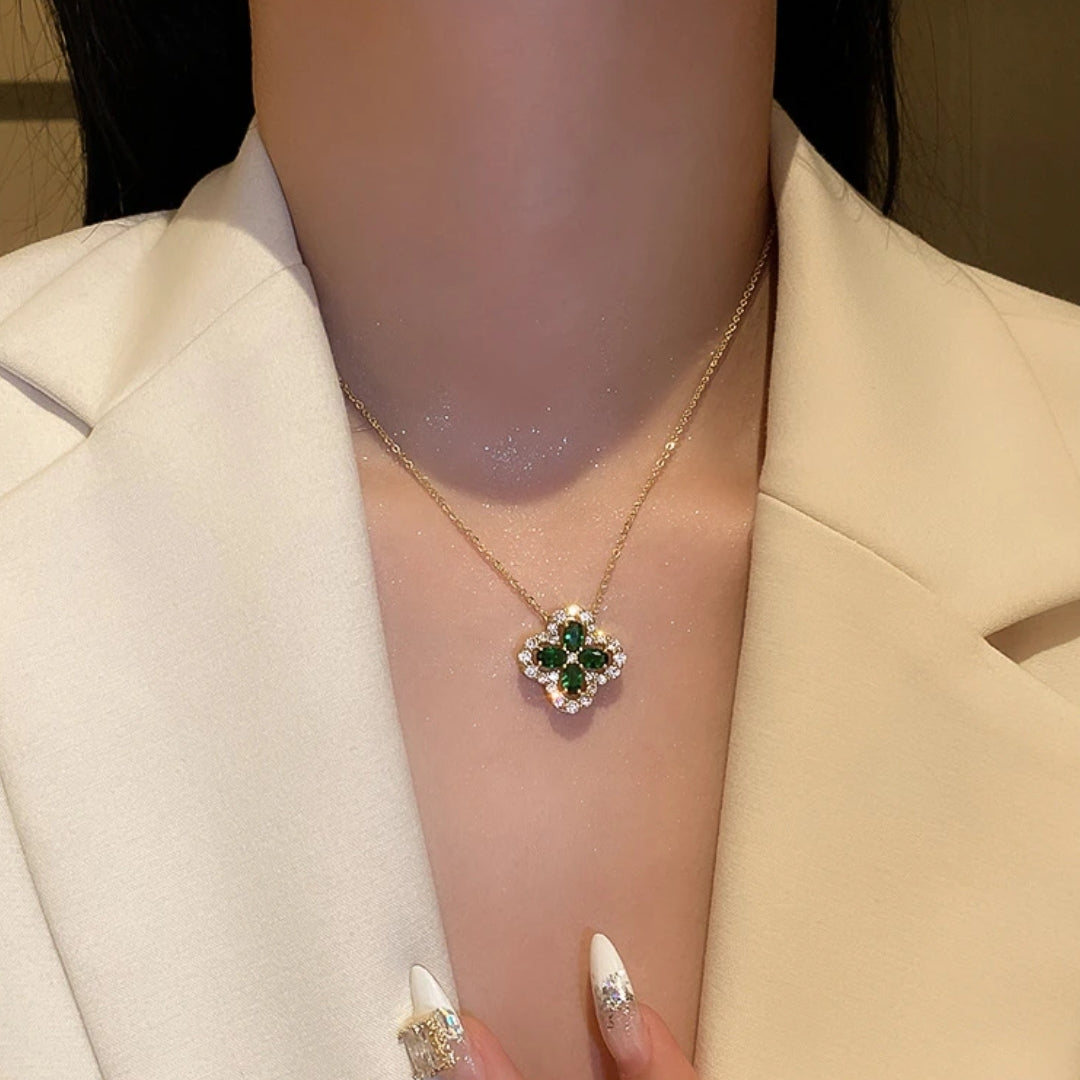 Colgante de Trevo Brillante Esmeralda en Oro