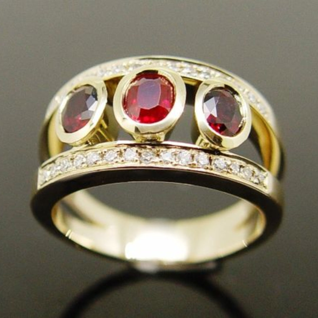 Anillo Vintage en Oro con Circón Rojo