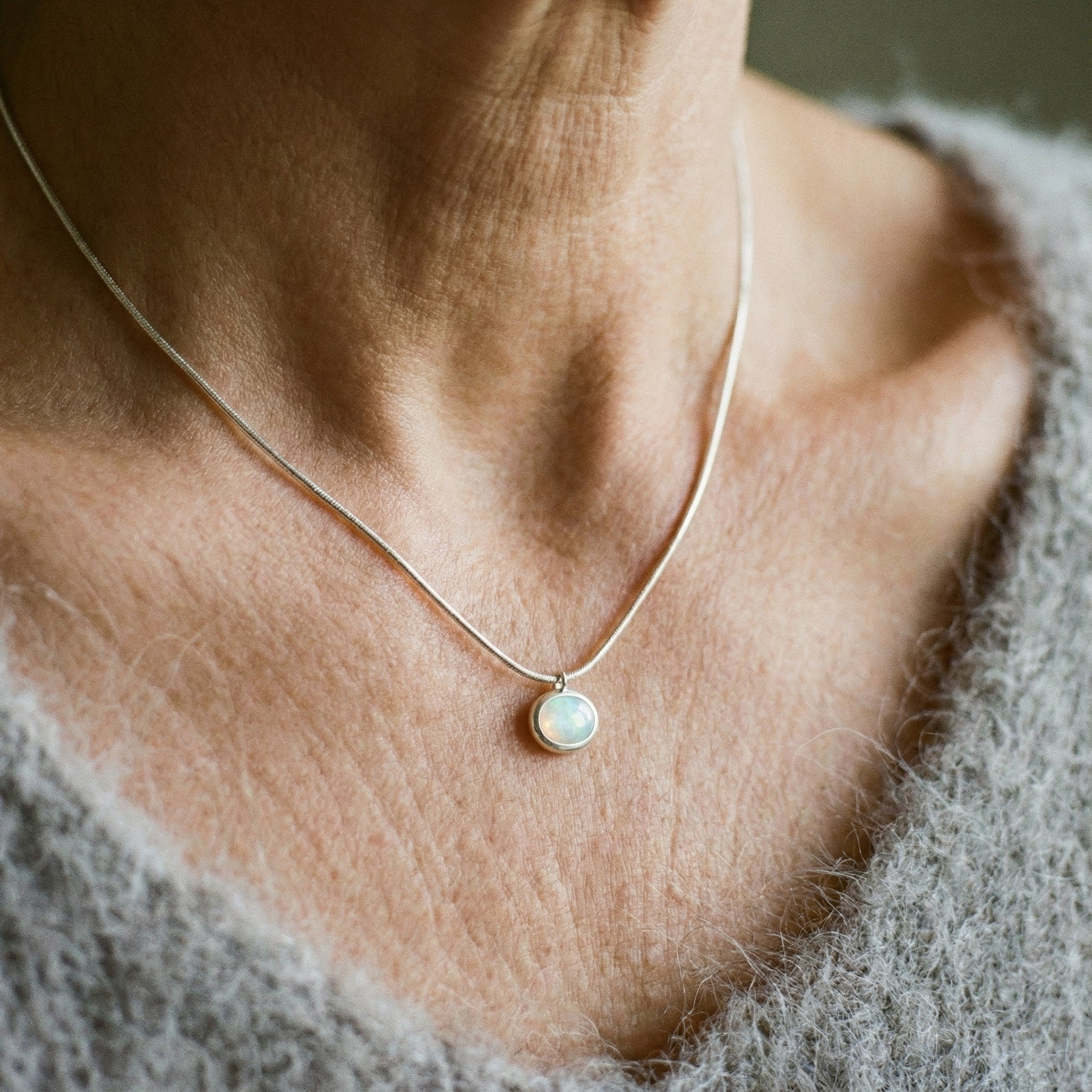 Colar Clássico com Pendente Solitário em Prata