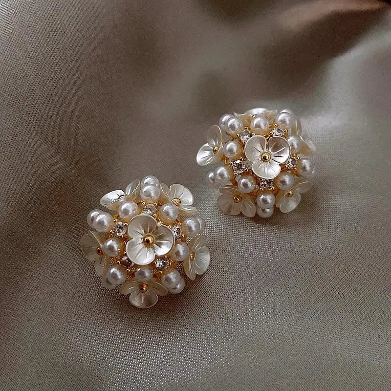 Pendientes en forma de flor con perlas elegantes
