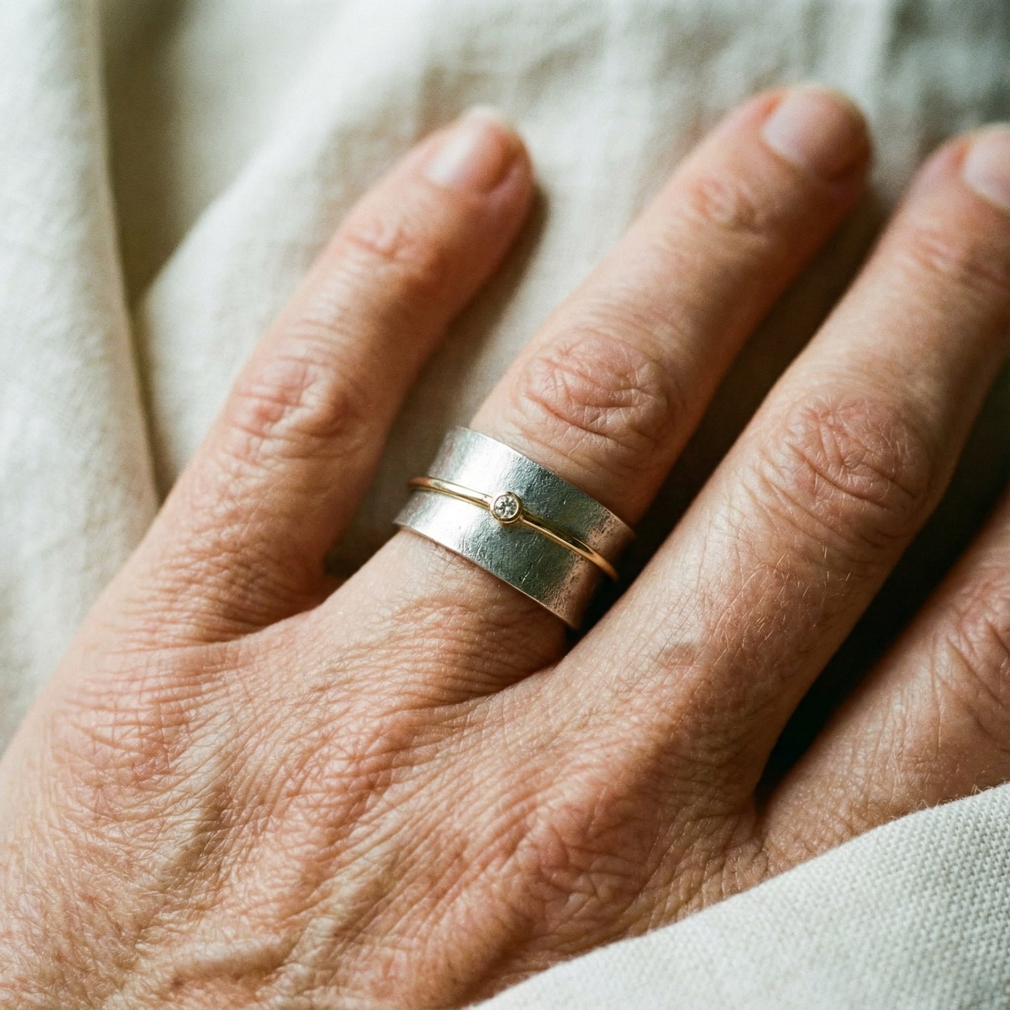 Anillo Vintage de Plata con Circonita y Filete Dorado