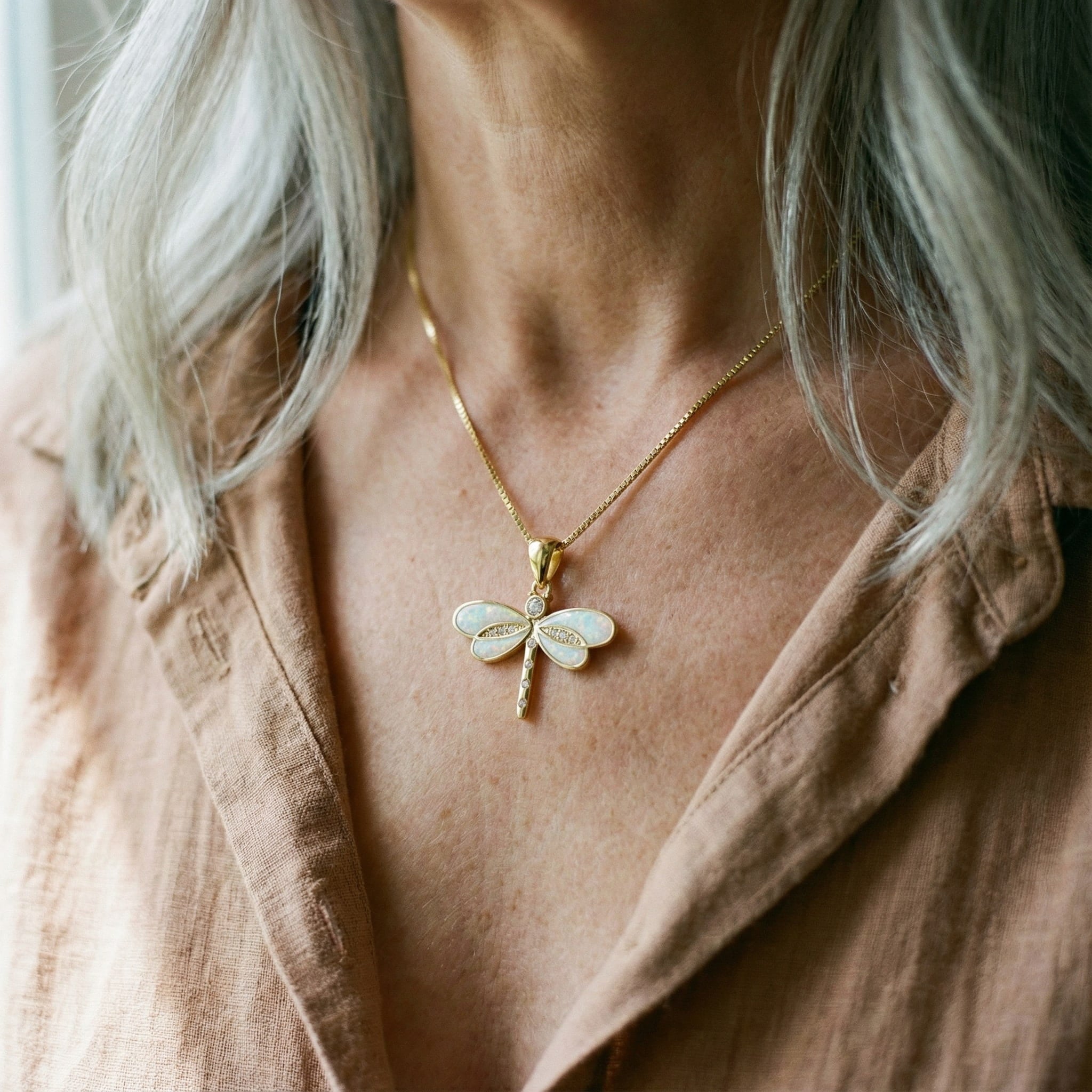 Collar de Libélula en Oro con Ópalo