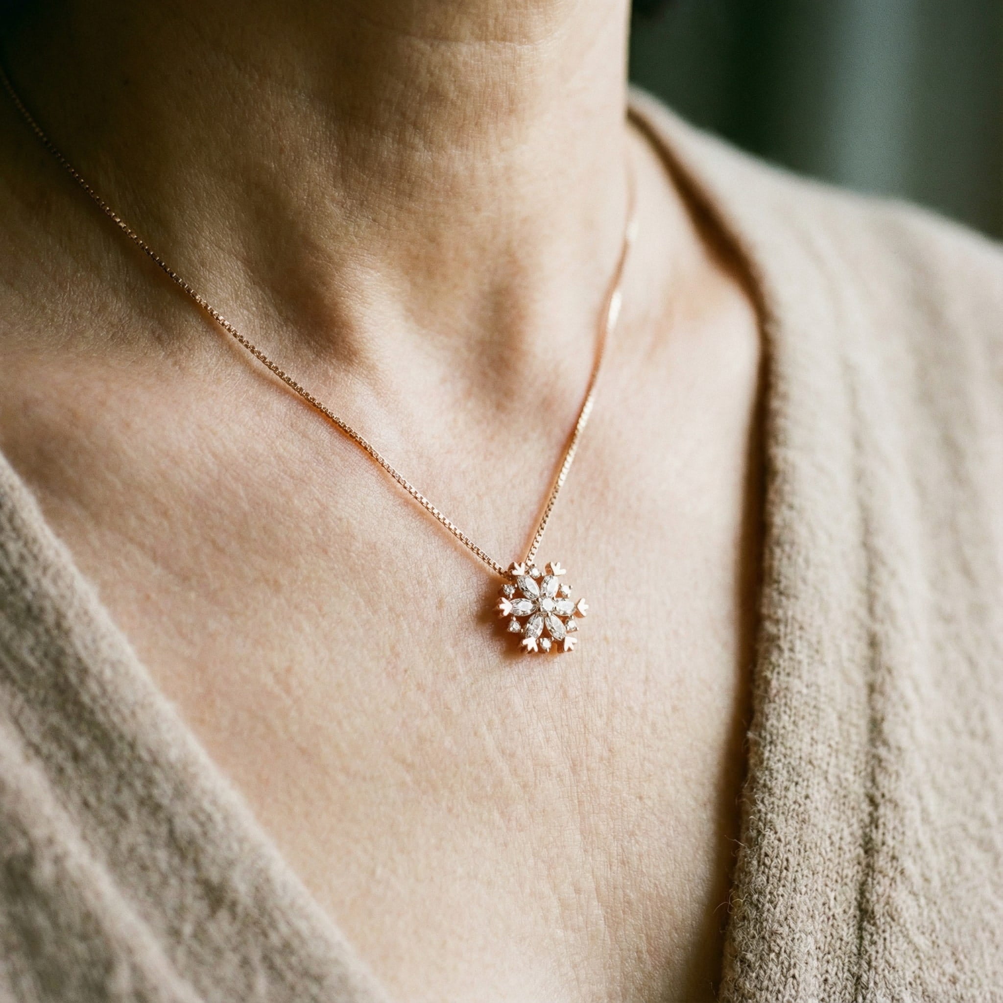 Collar de Cristal con Copo de Nieve Brillante en Oro y Plata