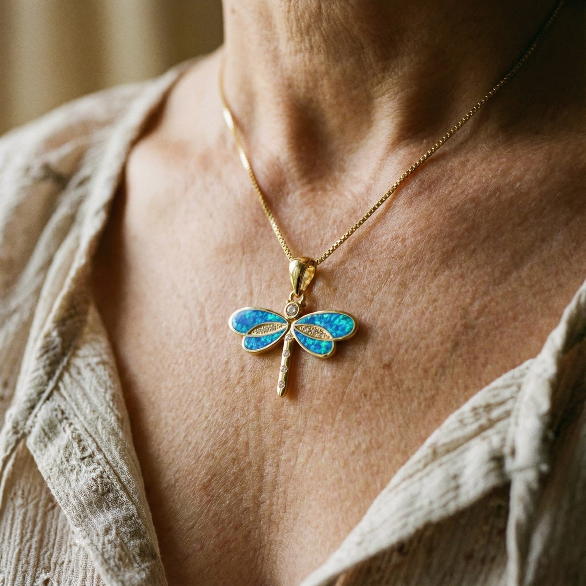 Collar de Libélula en Oro con Ópalo