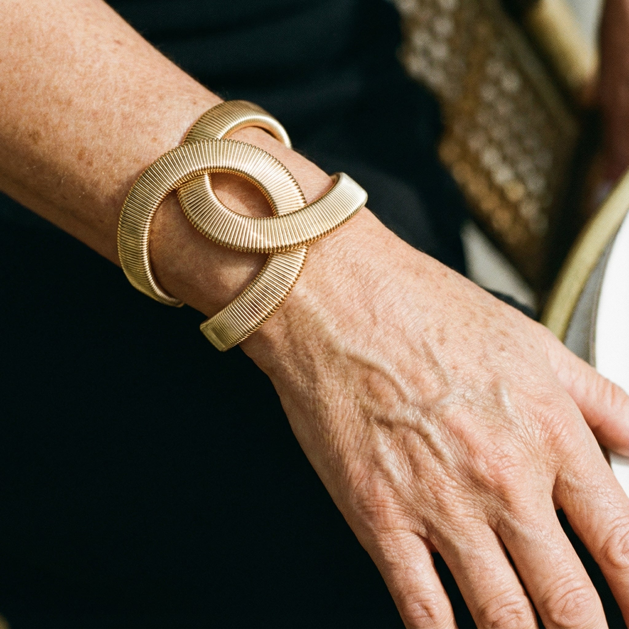 Elegante pulsera doble dorada