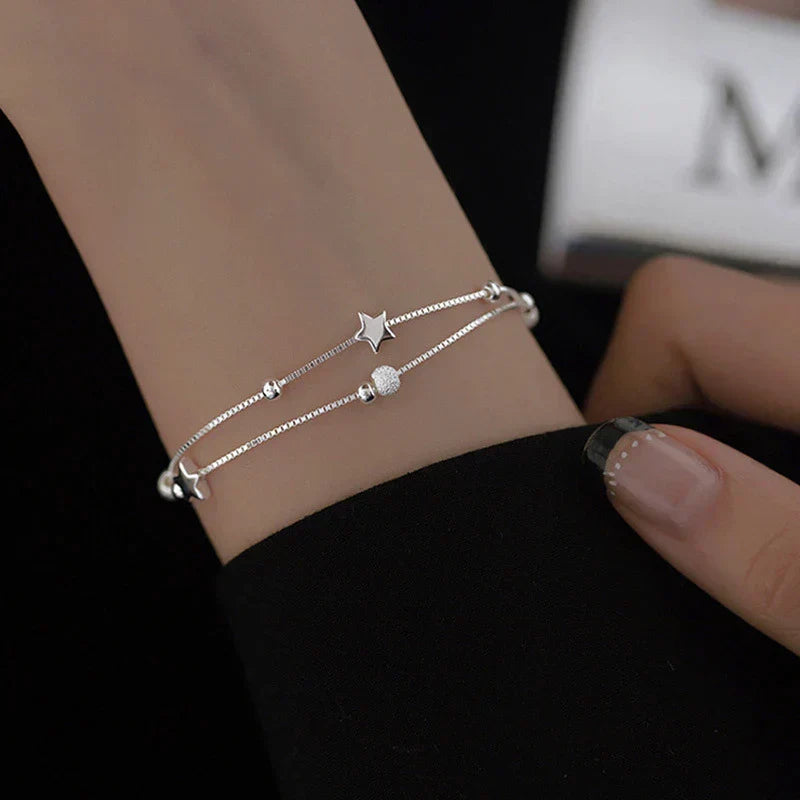 Elegante pulsera de plata con estrellas encantadoras