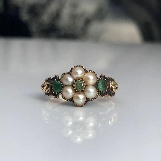 Anillo clásico con perlas verdes en estilo vintage