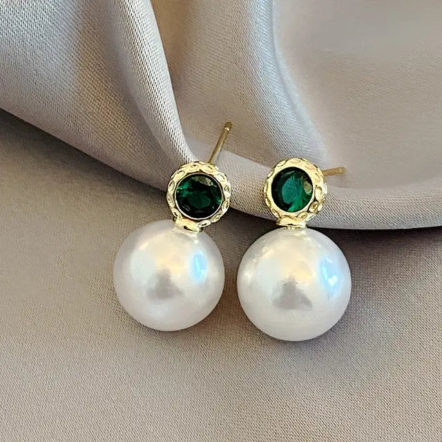 Pendientes de perlas con cristal verde