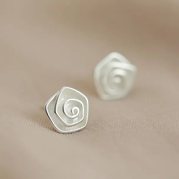 Pendientes vintage elegantes con flores en blanco sofisticado